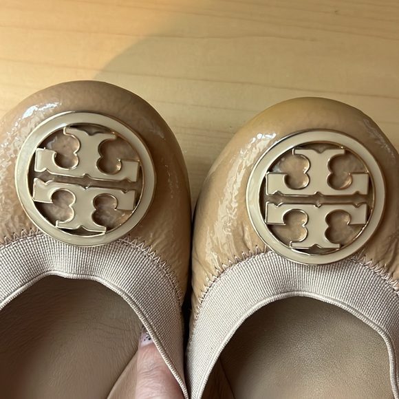 TORY BURCH Tan Patent Leather Ballet Flats Size 6 - Picture 12 of 13